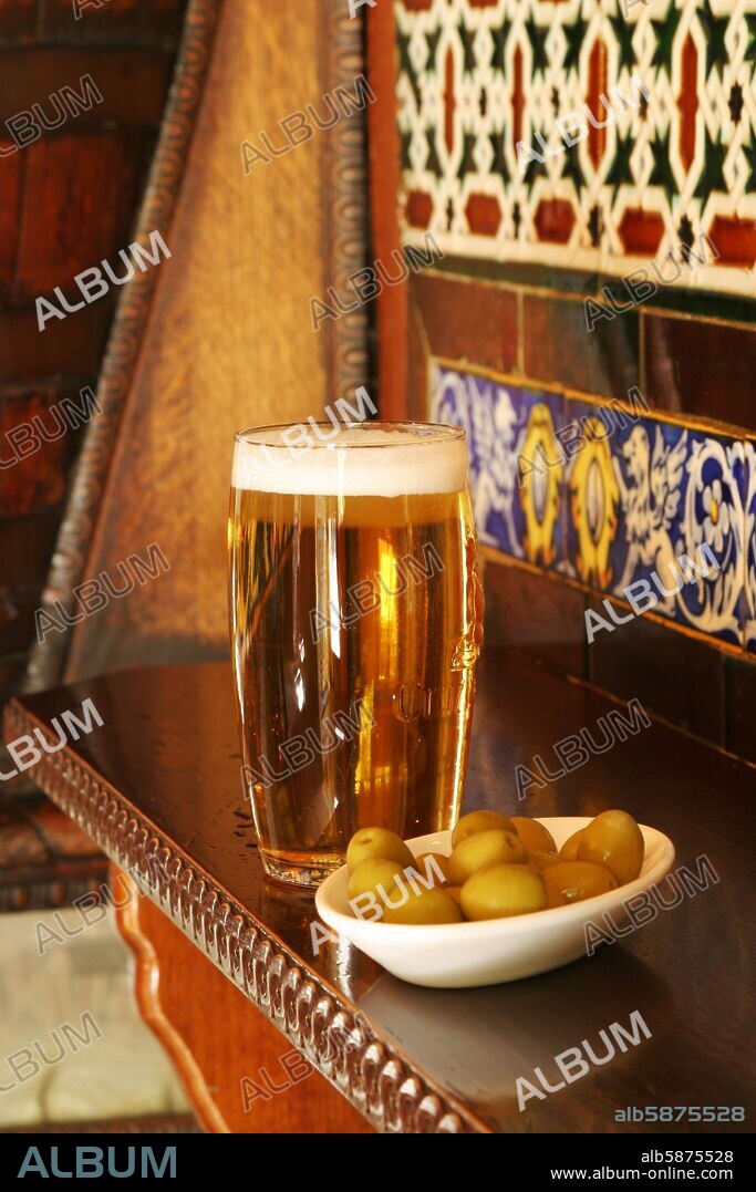 bar "Taberna Angel Sierra" (barrio de Chueca);  caña de cerveza con la + típica de las tapas: las olivas.