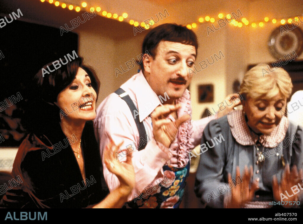 AMPARO SOLER LEAL, CONCHA VELASCO et JAVIER GURRUCHAGA dans PARIS TOMBUCTU, 1999, réalisé par LUIS GARCIA BERLANGA. Copyright ANOLA FILMS, CALABUCH FILMS Y FREEDONIA.