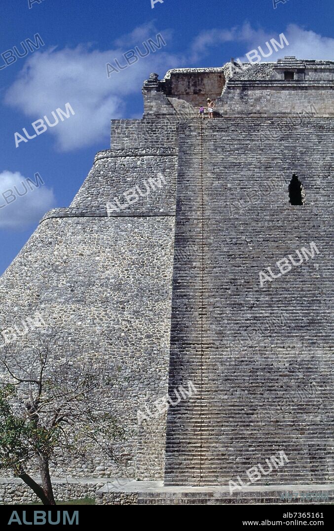 PIRAMIDE DEL ADIVINO-28 M ALTURA-PARTE IZQRUIERDA-MAYA PUUC.