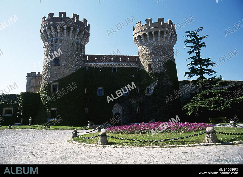 CATALUÑA. PERALADA. Vista de la fachada del CASTILLO-PALACIO DE PERALADA, que conserva elementos de su primitiva construcción gótica de después de 1285, aunque la mayor parte corresponde a la obra llevada a cabo entre los siglos XVI y XVII. Actualmente es la sede del CASINO DE PERALADA. Comarca de l'Alt Empordà. Provincia de Girona.