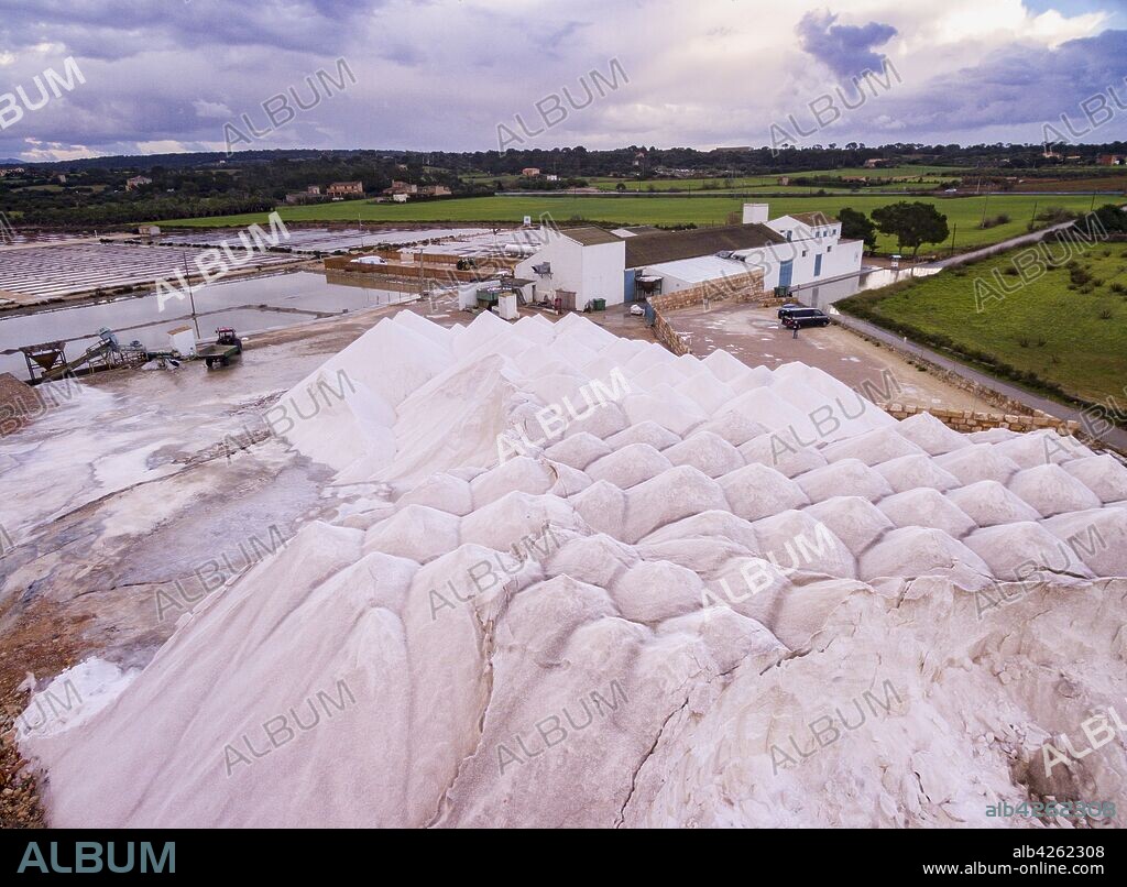 Flor de Sal d’Es Trenc se cosecha artesanalmente de la superficie de las balsas Salinas de Levante, Parque Natural de Es Trenc-Salobrar, Campos, Mallorca, balearic islands, spain.