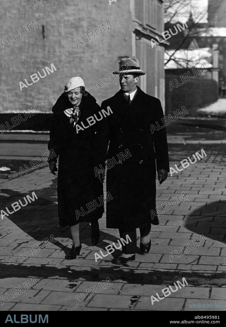 ARKIV STOCKHOLM omkr. 1940. Skådespelarna Karin Molander och Lars Hanson på vårpromenad utanför Dramaten i Stockholm. Foto: SVT Bild / Kod: 5600 AB Text & Bilder Mapp: Hansson, Lars Skådespelare Kappor Överrockar persons: KARIN MOLANDER;LARS HANSON sites: SVERIGE;STOCKHOLM PhotoDate:1940-01-01.