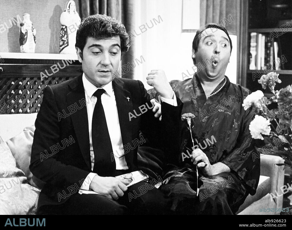 ANDRES PAJARES y FERNANDO ESTESO en LOS CHULOS, 1981, dirigida por MARIANO OZORES. Copyright BERMUDEZ DE CASTRO P.C, S.A.