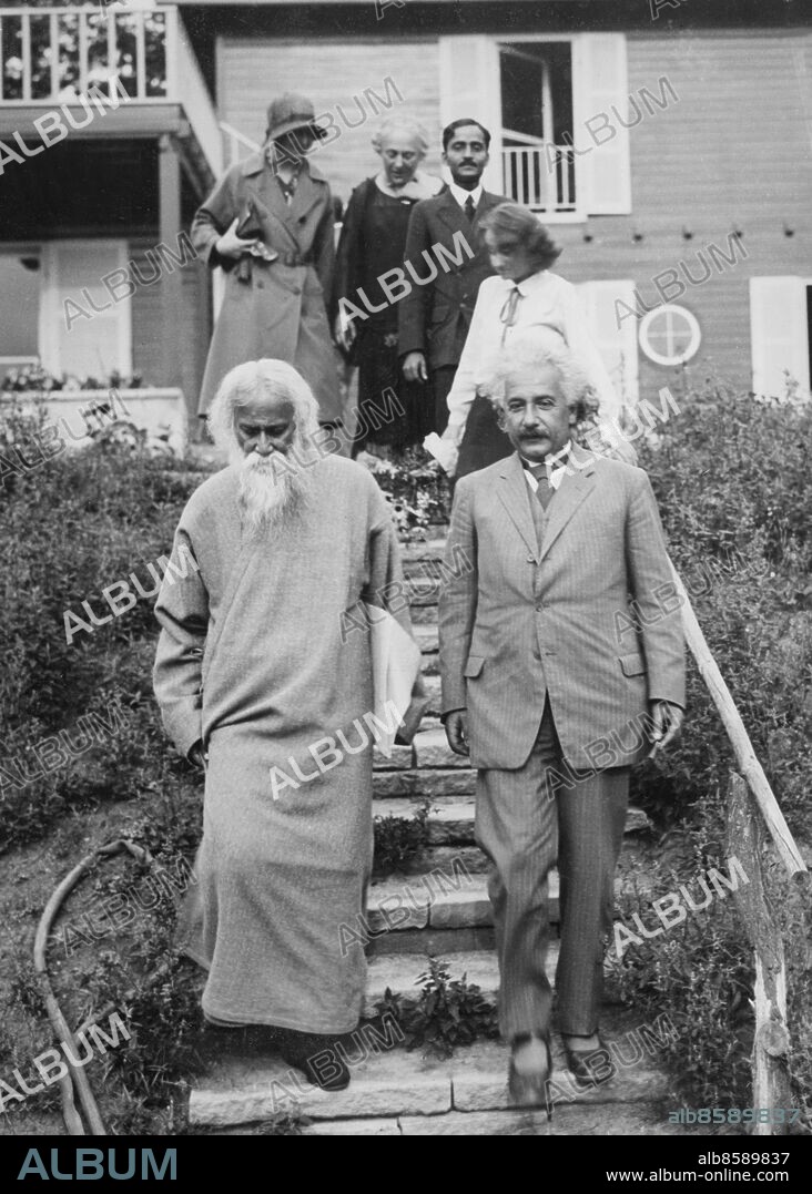 Orig. bildtext... ZWEI WELTBERÜHMTHEITEN IN TRAULICHEM BEIEINANDER! Der berühmte indische Dichter Rabindranath Tagore, der gegenwärtig in Berlin weilt, hat Professor Albert Einstein in seiner Villa in Oaputh bei Berlin einen Besuch abgestattet, wo sich die beiden Gelehrten längere Zeit angeregt unterhielten. B.z. links Rabindranath Tagore, rechts Professor Albert Einstein in Berlin. Anm. CD138 R. Tagore, 1861-1941, indisk författare, nobelpristagare i litteratur 1913 A. Einstein, 1879-1955, tysk-schweizisk-amerikansk fysiker, förgrundsgestalt inom 1900-talets fysik, nobelpriset i fysik 1921 Trappor Skägg Se även XAA524, BAT786 persons: Albert Einstein ;Rabindranath Tagore sites: BERLIN ;INDIEN* ;TYSKLAND.