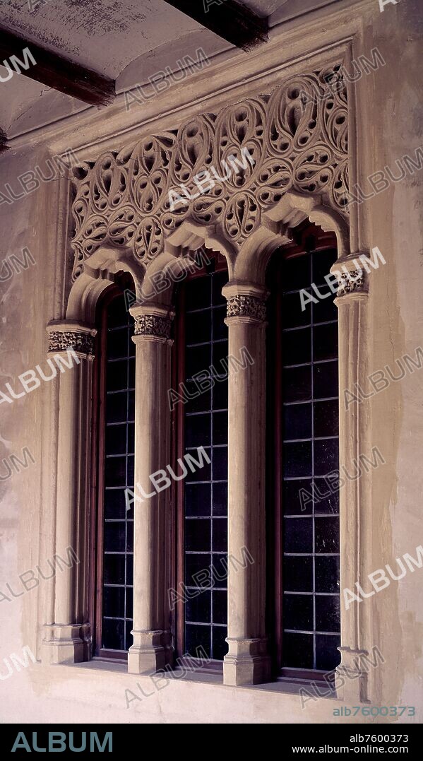 VENTANA DE TRIPLE ARCO MIXTILINEO DEL CORREDOR DE ACCESO A LAS SALAS NOBLES DEL PALACIO DE LOS REYES CATOLICOS - SIGLO XV - ALJAFERIA DE ZARAGOZA.