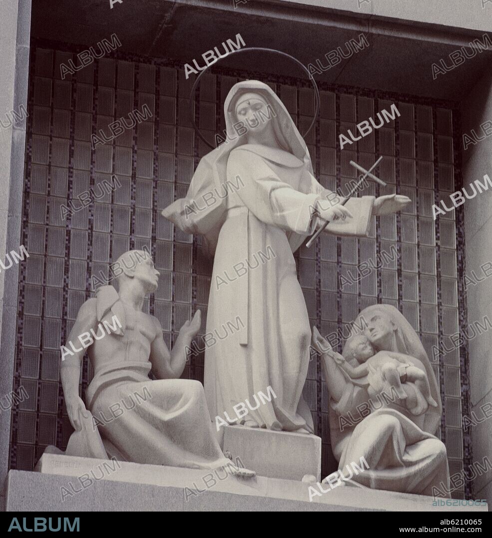 ANTONIO MARTÍNEZ PENELLA. ESCULTURA DE SANTA RITA EN LA FACHADA DE LA IGLESIA DE SANTA RITA DE MADRID - 1959 FOTO AÑOS 60.