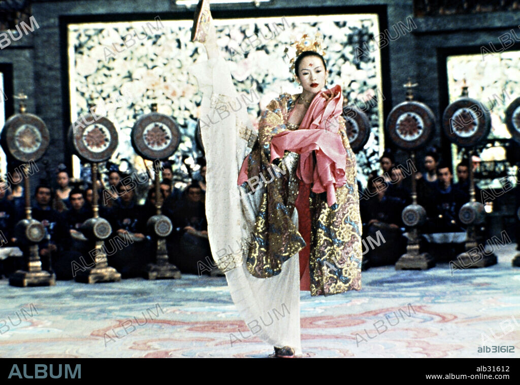 ZIYI ZHANG in HOUSE OF FLYING DAGGERS, 2004 (SHI MIAN MAI FU), directed by YIMOU ZHANG. Copyright BEIJING NEW PICTURES FILM CO/CHINA FILM CO-PRODUCTION CORPOR / XIAOYAN, BAI.
