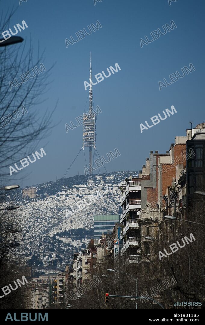 Vistas de Barcelona nevada, con torre de Colleserola al fondo, marzo de 2010.
