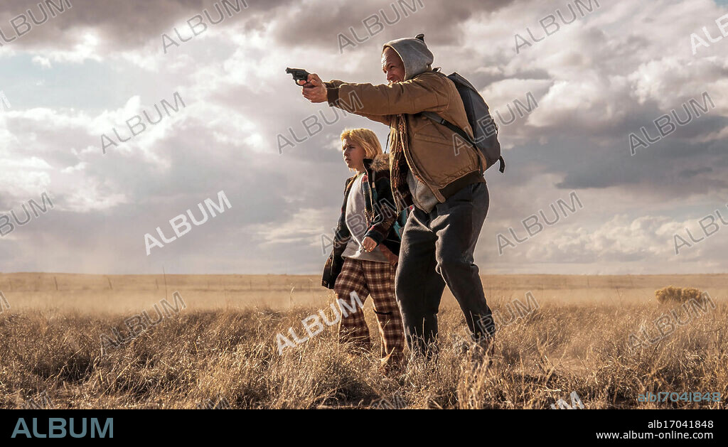 ANA SOPHIA HEGER y TARON EGERTON en SHE RIDES SHOTGUN (2025), dirigida por NICK ROWLAND. Copyright Fifth Season / Makeready / Super Frog.