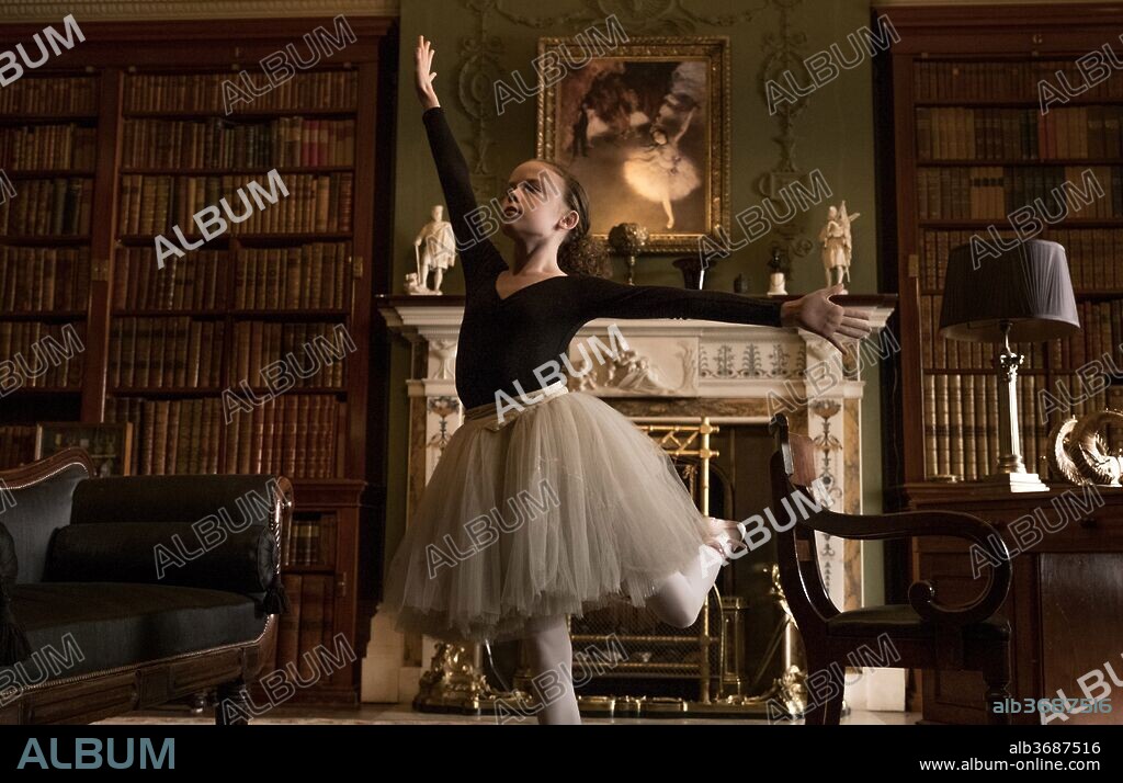 HONOR KNEAFSEY dans CROOKED HOUSE, 2017, réalisé par GILLES PAQUET-BRENNER. Copyright BRILLIANT FILMS/FRED FILMS.