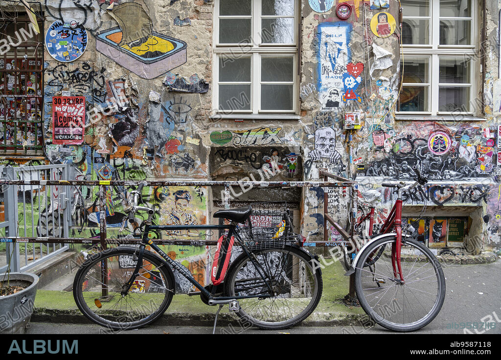 bikes in the alley, Hackesche Höfe, Scheunenviertel, suburb Spandau, Berlin, Federal Republic of Germany.