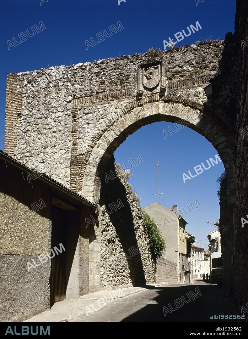 CASTILLA-LEON. CUELLAR. Vista del ARCO DE SAN ANDRES, antigua puerta de las murallas (siglo XIV) de la población. Sobre el arco aparece el ESCUDO de la villa que representa la cabeza de un caballo. Provincia de Segovia. España.