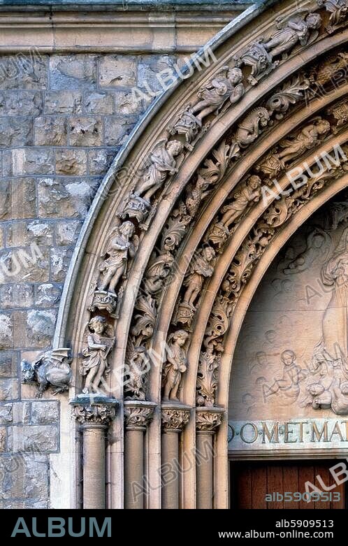 London (Great Britain), Farm Street Church, also called the Church of the Immaculate Conception, Farm Street (Jesuit church, built 1844-49; Arch.: Joseph James Scoles). View of the tympanum. Photo, undated.