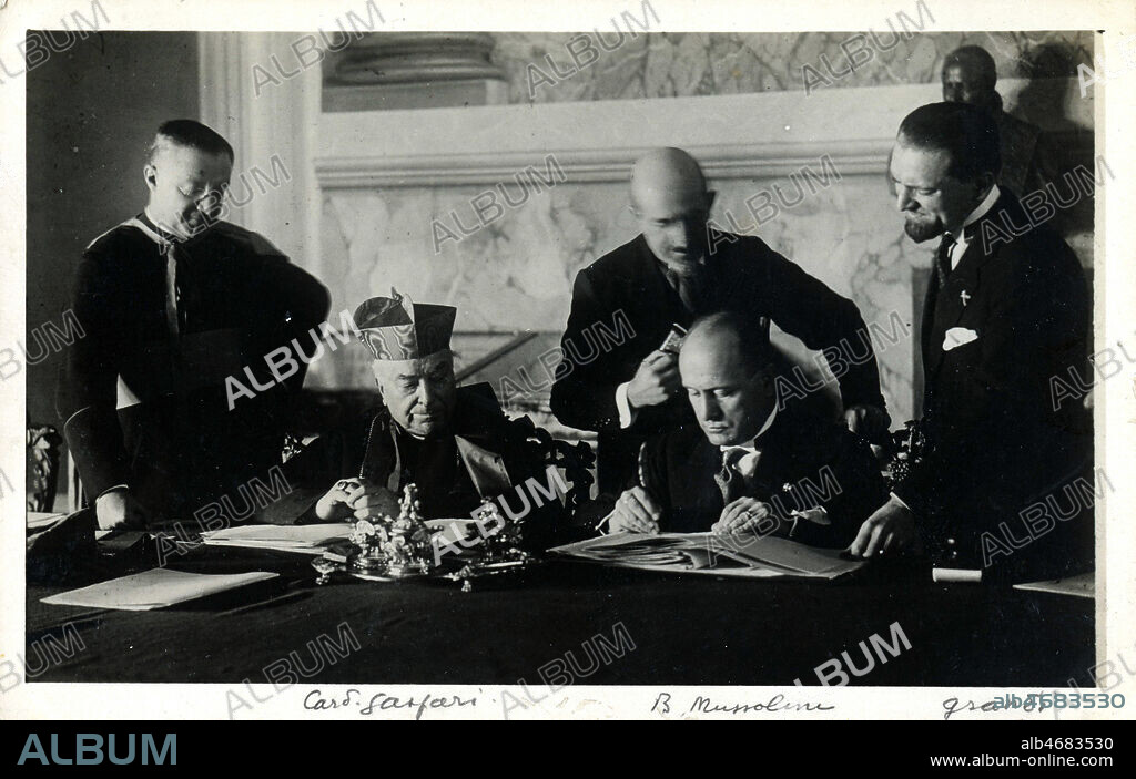 Signature des accords de Latran du 11 fevrier 1932 entre le cardinal Pietro GASPARRI, Benito MUSSOLINI, . Photographie anonyme pour une carte postale de 1932. Credit : IM/Kharbine-Tapabor.