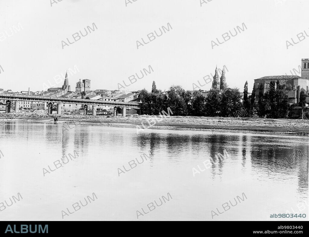 RÍO EBRO A SU PASO POR LOGROÑO.-El Puente de Hierro de Logroño es el más antiguo de los cuatro puentes que atraviesan el río Ebro a su paso por la capital riojana. Fue inaugurado en 1882 y tiene una longitud de 330 metros. Se le denomina también como Puente de Sagasta(El puente encargado por el político riojano en el siglo XIX).