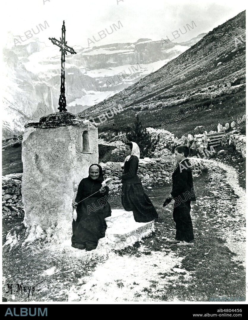 Boucharo. Sentier du port (ou port de Gavarnie, frontiere franco-espagnole). Photographie de Maurice MEYS (1853-1937) vers 1910. Credit : Collection NBL/Kharbine-Tapabor.