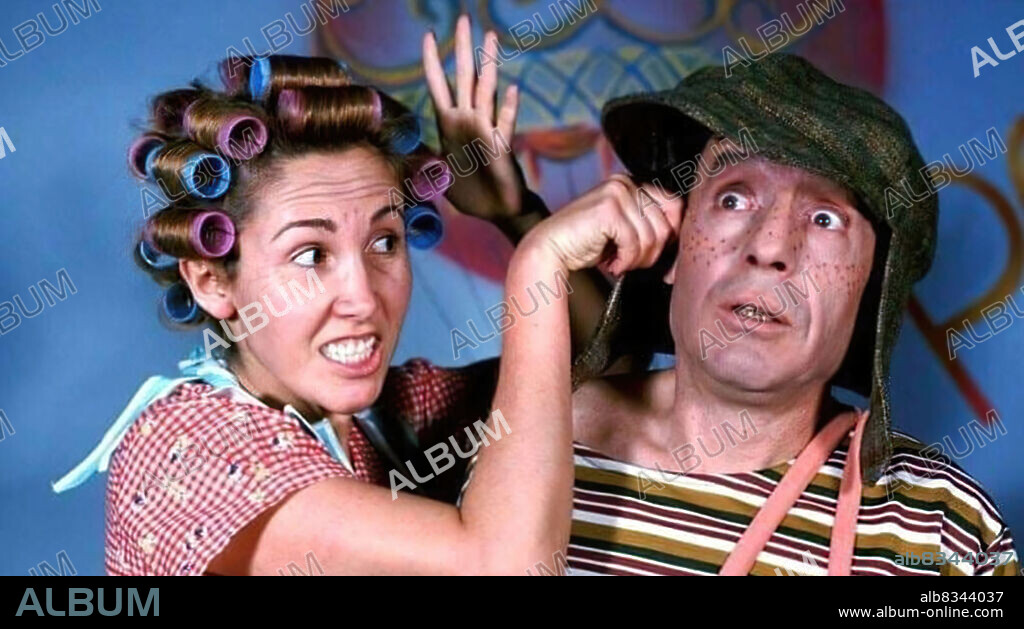 ROBERTO GOMEZ BOLAÑOS en EL CHAVO DEL OCHO, 1972, dirigida por ENRIQUE SEGOVIANO y ROBERTO GOMEZ BOLAÑOS. Copyright Televisa S.A. de C.V.