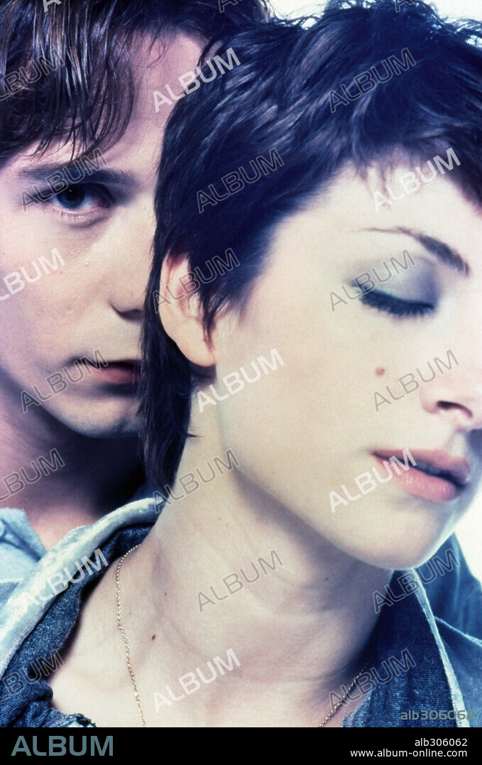 FELE MARTINEZ y NAJWA NIMRI en LOS AMANTES DEL CIRCULO POLAR, 1998, dirigida por JULIO MEDEM. Copyright ALICIA PRODUCE/BAILANDO CON LA LUNA.