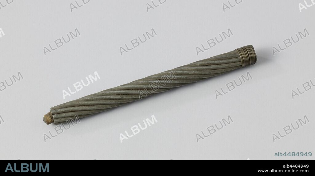 Sample of Telegraph Cable, Sample of telegraph cable, presumably for sea mines. It is a short piece of wire rope of ten wires, around a copper wire in a thick insulating layer consisting of an unknown plastic (presumably gutta percha) and paper., anonymous, unknown, 1865 - 1875, iron (metal), copper (metal), paper, l 18.8 cm × d 1.8 cm.