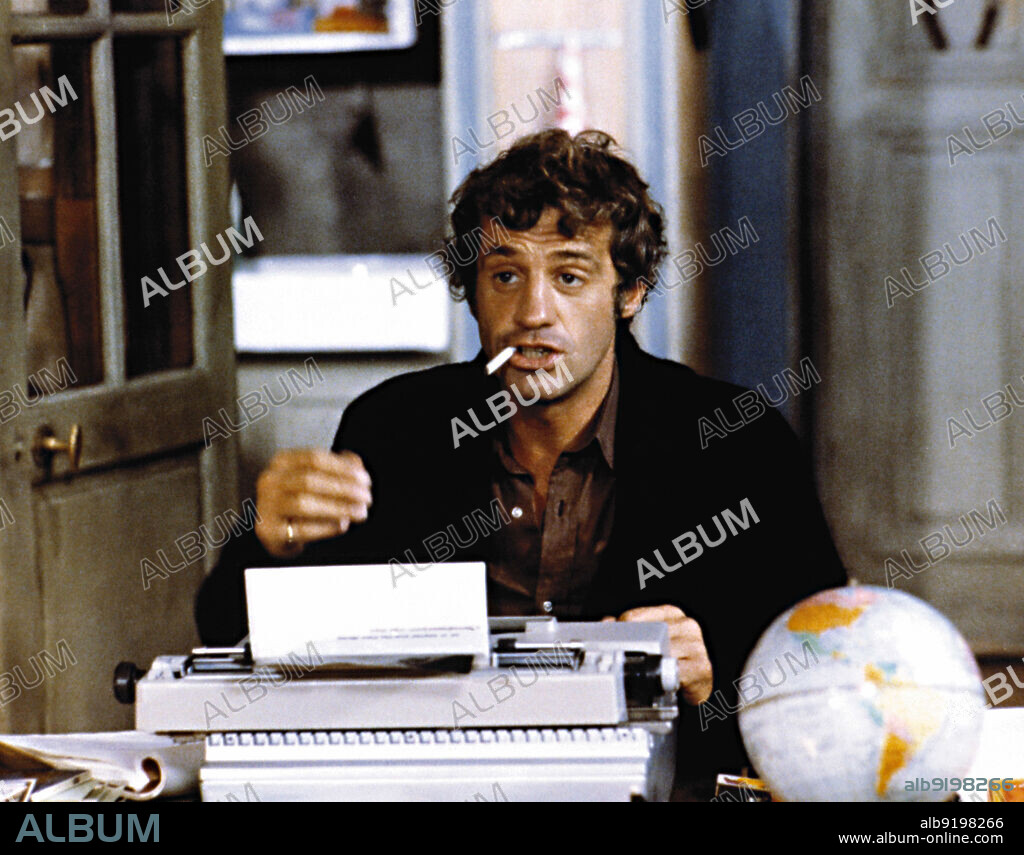JEAN-PAUL BELMONDO en COMO DESTRUIR AL MAS FAMOSO AGENTE SECRETO DEL MUNDO, 1973 (LE MAGNIFIQUE), dirigida por PHILIPPE DE BROCA. Copyright WARNER BROTHERS.