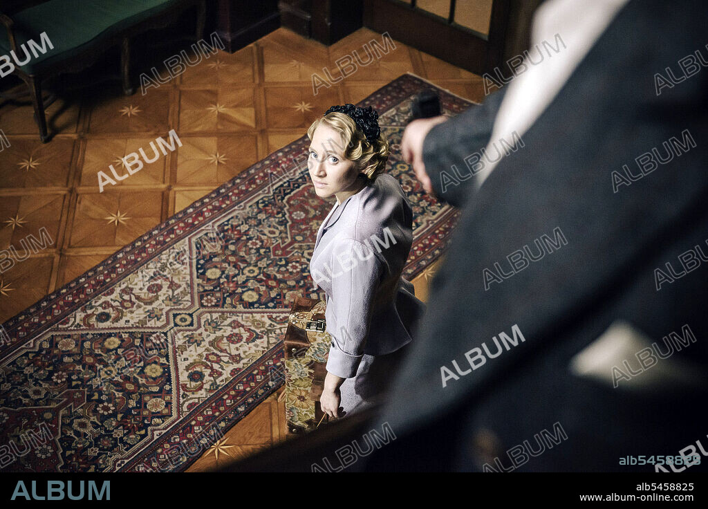 ELISA SCHLOTT in OUR MIRACLE YEARS, 2020 (UNSERE WUNDERBAREN JAHRE), directed by ELMAR FISCHER. Copyright UFA Fiction.