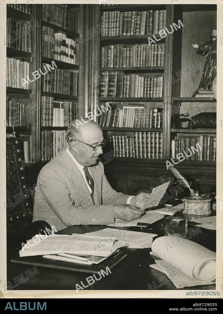 Sada (La Coruña), 1952 Francisco Franco en su despacho en el pazo de Meirás.