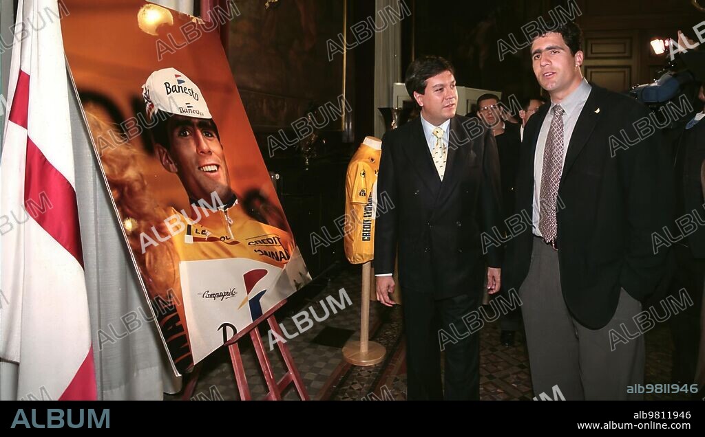 12 marzo 1998. Miguel Induráin y José Ignacio Senao en la exposición que le Dedica la diputación provincial de Zaragoza "Induráin, un Mito".