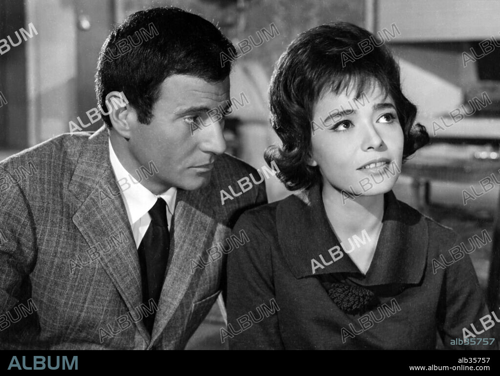 ARTURO FERNANDEZ y PINA PELLICER en ROGELIA, 1962, dirigida por RAFAEL GIL. Copyright CORAL P.C.