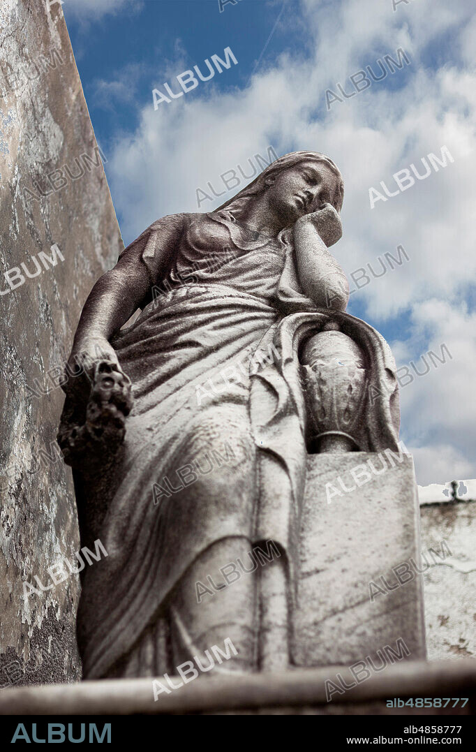 Escultura de piedra de mujer apoyando la cara sobre su mano.