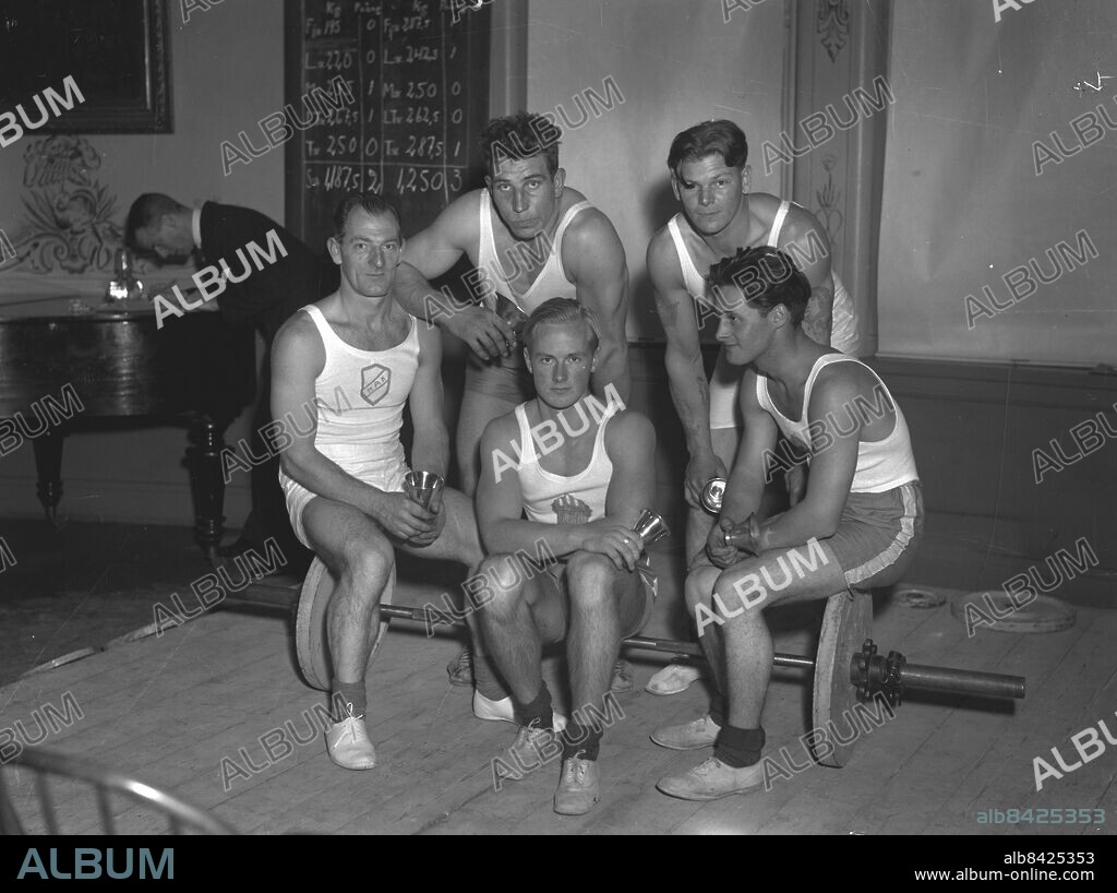 GÖTEBORG 1935-11-17.. Atletikens dag (e. likn.), tyngdlyftare har fått polaker - priser, pristagare. *** Local Caption *** GT Låda 1935-november-01 Foto: Kamerareportage / TT / Kod: 2524.