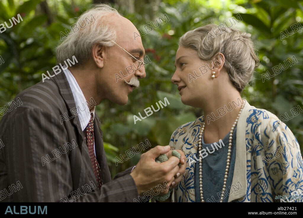 GIOVANNA MEZZOGIORNO y JAVIER BARDEM en EL AMOR EN LOS TIEMPOS DEL COLERA, 2007 (LOVE IN THE TIME OF CHOLERA), dirigida por MIKE NEWELL. Copyright NEW LINE CINEMA/STONE VILLAGE PICTURES/GROSVENOR PARK MEDIA / DAZA, DANIEL.