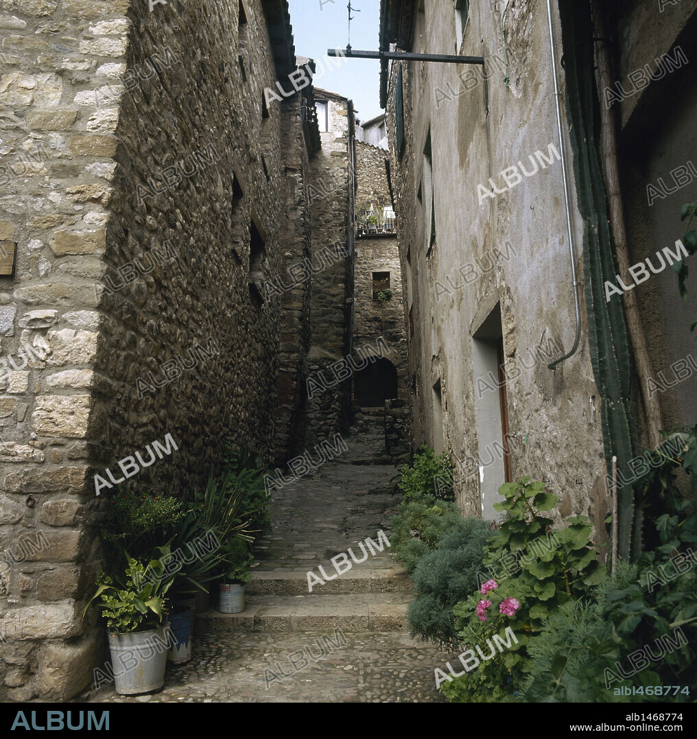 CATALUÑA. BESALU. Callejuela en el "CALL" o BARRIO JUDIO. Provincia de Girona. Comarca de la Garrotxa. España.