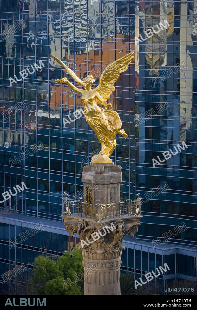 ESTATUA DE LA VICTORIA ALADA, conocida como "EL ANGEL", que corona el MONUMENTO A LA INDEPENDENCIA, situado en el Paseo de la Reforma e inaugurado en 1910 para commemorar el centenario de la independencia del país. Es obra de Enrique Alciati. MEXICO D. F. México.