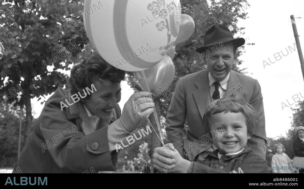 Anm. Olin, Stig, f. 1920, skådespelare, regissör, schlagerförfattare och radioman. O. slog igenom som skådespelare på 1940-talet Olin, Lena, f. 1955, skådespelerska, dotter till Stig Olin. persons: BRITTA OLIN;STIG OLIN;LENA OLIN sites: SKANSEN;STOCKHOLM;SVERIGE.
