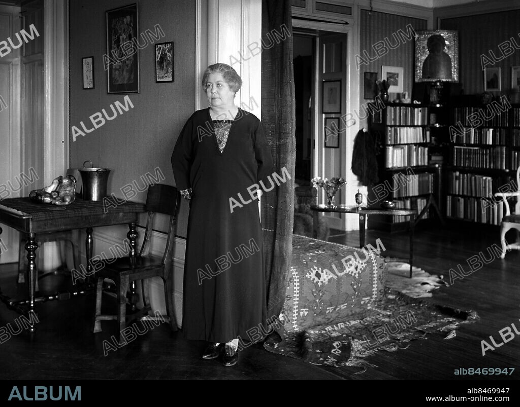 ARKIV 1918. Sigrid Engström, hustru till konstnären och författaren Albert Engström (1869-1940).. Swedish painter and writer Albert Engströms wife Sigrid. Foto: TT Historical/1900. SCANPIX SWEDEN.