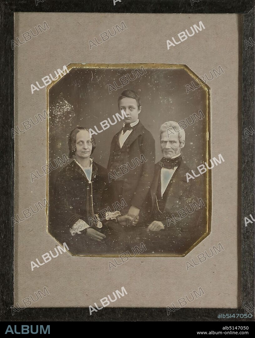 L. E. Ulrich, Johann Carl Ernst Rabe with his wife Emma, née Morewood and son Johannes, daguerreotype, image size: height: 7.30 cm; width: 6.10 cm, label: verso: photographer, title, portrait photography, group portrait, married, married couple, man, woman, boy, son, parents, standing figure, seated figure, half-length portrait.