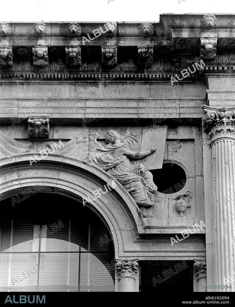 NICCOLO DA CORTE (S. XVI). DETALLE DE UN RELIEVE ALEGORICO DE LA PORTADA SUR DEL PALACIO DE CARLOS V - SIGLO XVI - FOTOGRAFIA EN BLANCO Y NEGRO - AÑOS 60.