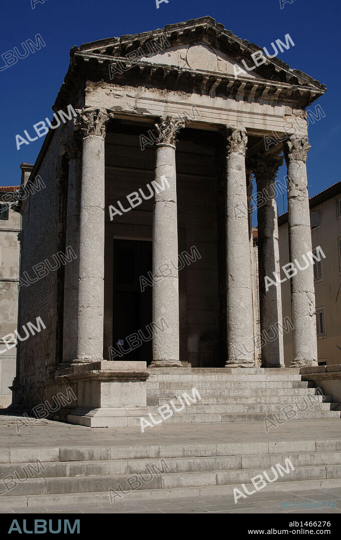 ROMAN ART. CROATIA. Temple of Augustus, dedicated to the goddess Roma and the emperor Augustus. It was built between the year 2 B.C. and 14 A.D. After being completely destroyed during World War II, was rebuilt between 1945 and 1947. PULA. Istrian Peninsula.