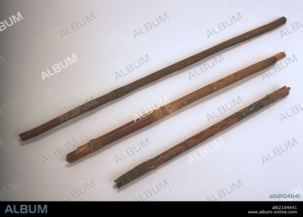 CONJUNTO DE ASTILES DE FLECHA. PALEOLITICO. (DEPOSITO: MUSEO ARQUEOLOGICO NACIONAL).