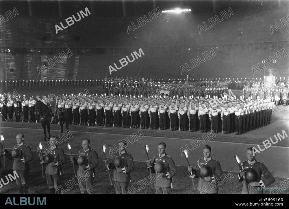 Staatsbesuch des italienischen Duce Benito Mussolini in Deutschland, 25. bis 29. September 1937. Einzug Mussolinis in Berlin am 27. September. Zapfenstreich der Wehrmacht im Olympiastadion. Foto.