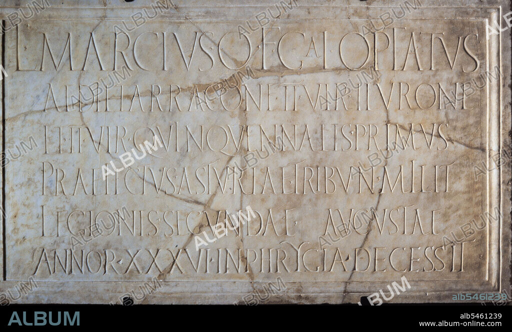 Lápida de Lucius Marcius Optatus, lápida romana de mármol encontrada en Mataró del año 1814. Museu de Mataró.
