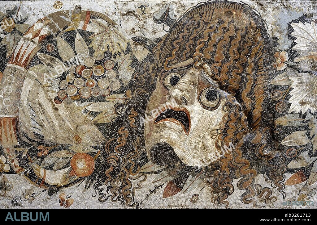 Mosaico romano. Representación de máscaras teatrales y festones de flores y frutas. Casa del Fuano (VI, 12, 2). Pompeya, sur de Italia. Museo Arqueológico Nacional. Nápoles. Italia.