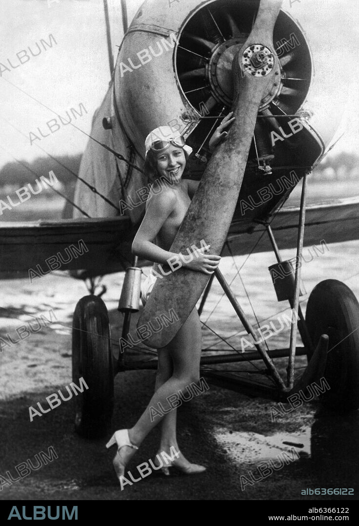 JOSÉ MARÍA DÍAZ CASARIEGO. RETRATO DE ENCARNITA ALCARAZ BAILARINA ESPAÑOLA - FOTOGRAFIA EN BLANCO Y NEGRO - 1925.