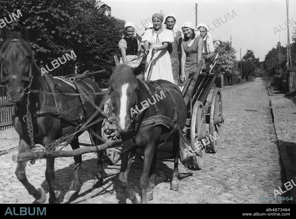 GERMANY around 1930. Orig. caption ... FROM LIFE IN THE LAND YEAR. The community education of the uneducated youth, exemplary in Prussia during the country year, brings the Grosstad boys and girls closer to the hard caring work of the farmer and teaches them the love of nature and school. U. B. z .: Ein Trupp Mädels aus dem Landjahrheim Schluft - Schorfheide returns from field work while farming at home. Photo: Scherls Bilderdienst / AB Text & Bilder / SVT / Code: 5600 Folder: Tyskl. Harvest photos 1696 d1 Note. Landjahr (formerly Landhilfe) from 1934 a labor market policy measure for young people. Unemployed young people gathered in camps for National Socialist education. Horse and carriage sites: SCHORFHEIDE; GERMANY PhotoDate: 193? - ?? - ??.