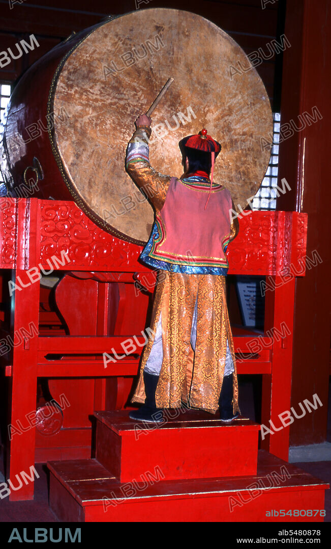 The Drum and Bell (Zhi nglou) towers were originally built in 1272 during the reign of Kublai Khan (r.1260-1294). Emperor Yongle (r. 1402-1424) rebuilt the towers in 1420 and they were again renovated during the reign of Qing Emperor Jiaqing (r. 1796 - 1820). Both the Drum and Bell towers were used as timekeepers during the Yuan, Ming and Qing dynasties.