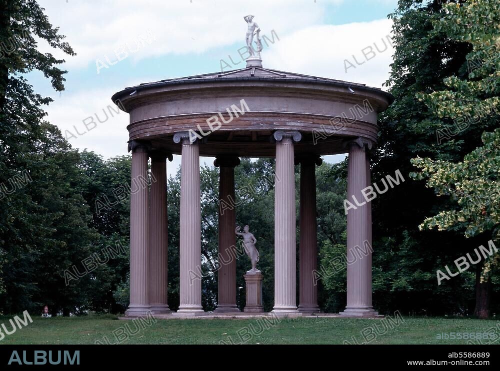 Neustrelitz (Mecklenburg-Vorpommern), Schloßpark, Hebetempel (erbaut 1840; Arch.: Friedrich Wilhelm Buttel. Im Innern Kopie der Hebe von Antonio Canova). Ansicht. Foto (Lisa Hammel).