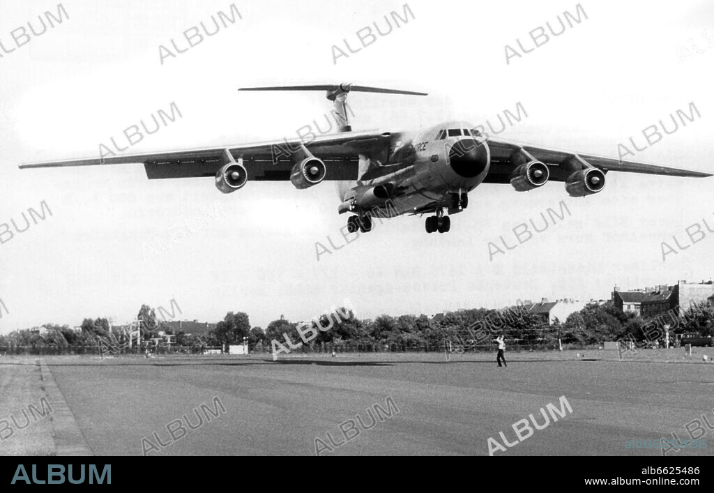 A C-141 Starlifter of the US Air Force landing on airport Tempelhof in Berlin on 1st July 1966. At that time the airplane was one of the biggest planes in the world. 01/07/1966