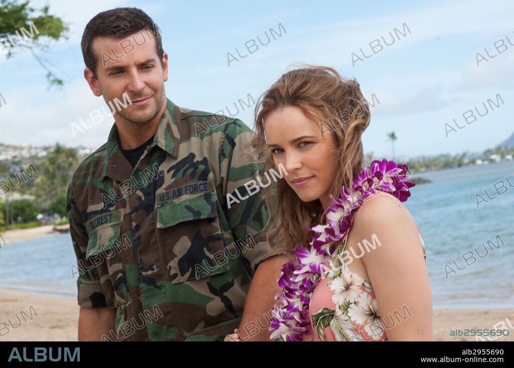 BRADLEY COOPER and RACHEL MCADAMS in ALOHA, 2015, directed by CAMERON CROWE. Copyright COLUMBIA PICTURES/REGENCY ENTERPRISES/LSTAR CAPITAL/SCOTT RU.