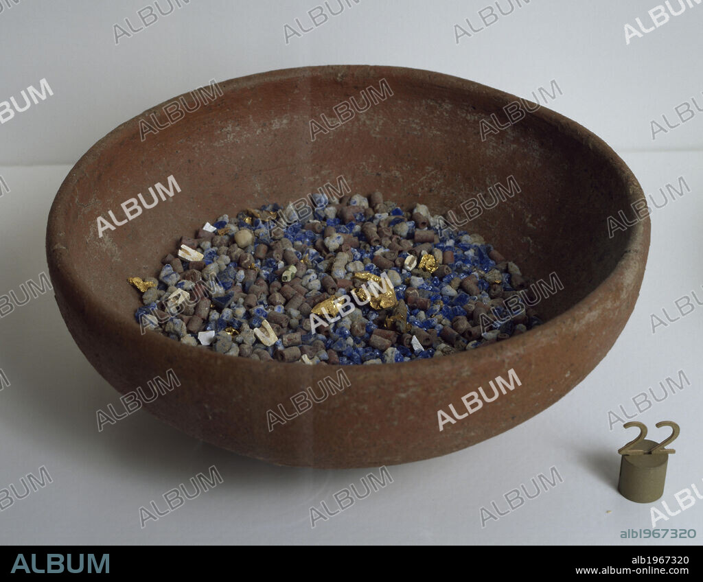 Clay cup containing glass beads from Virampatnam, archaeological mission in the area of Puducherry, Tamil Nadu, India. Indian civilization, 2nd century BC.
