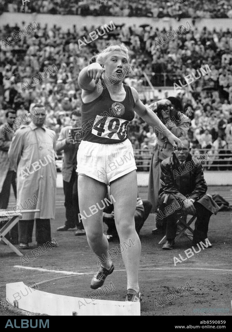 FINLAND HELSINGFORS 1952-07-26.. Galina Zybina, sovjetisk friidrottare, blir olympisk mästare och sätter nytt världsrekord i damernas kultävling vid de olympiska sommarspelen 1952.. Foto: Olympia-Kuva / AB Text & Bilder / SVT / Kod: 5600. Finsk och engelsk originalbildtext.. Mapp: Kulstötning (O.S. 1952) I:286S. Kulstötning Balans.